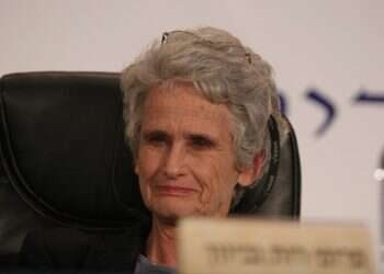 "המתווכת": רות חיה בעולם של ניגודים