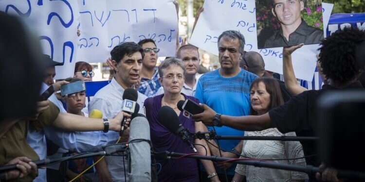 הוריהם של נעדרי צוק איתן מפגינים במאהל מחאה בירושלים, ארכיון. צילום: הדס פרוש, פלאש 90 "השבת גופתו של באומל נתנה מוטיבציה רבה להמשיך"