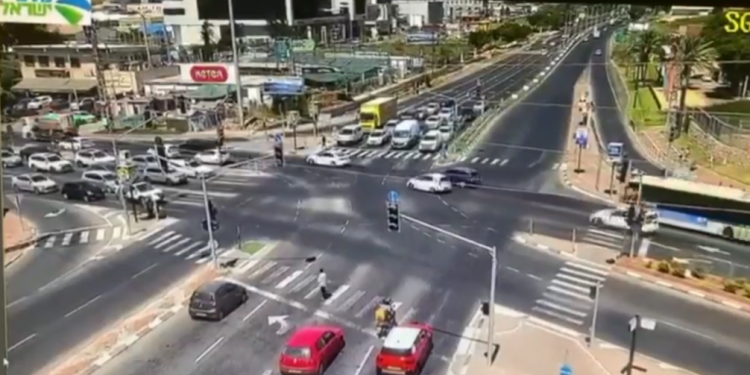 זירת הפיגוע בפתח תקווה. צילום: מצלמות האבטחה של נתיבי ישראל הפיגוע בפתח תקווה: המחבל עם אישור עבודה חוקי