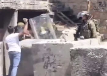 הנער הפלסטיני מיידה אבנים ופוגע בחיילי צה איפוק או אובדן הרתעה: נער פלסטיני הביך את צה"ל