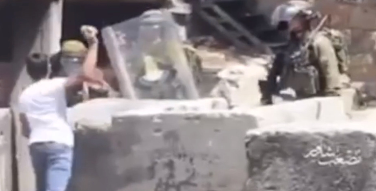 הנער הפלסטיני מיידה אבנים ופוגע בחיילי צה איפוק או אובדן הרתעה: נער פלסטיני הביך את צה"ל