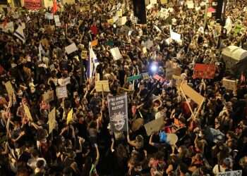 עיתונאים שמאתרגים את ההפגנות מועלים בתפקידם