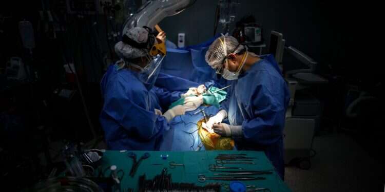 חדר ניתוח. צילום: EPA בלי חמצן: ביטול ניתוחים אלקטיביים יפגע בבתי החולים