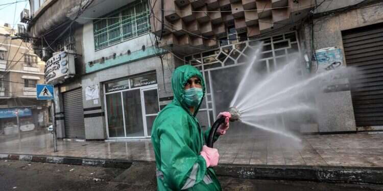 חיטוי הרחובות בעזה, השבוע. צילום: EPA