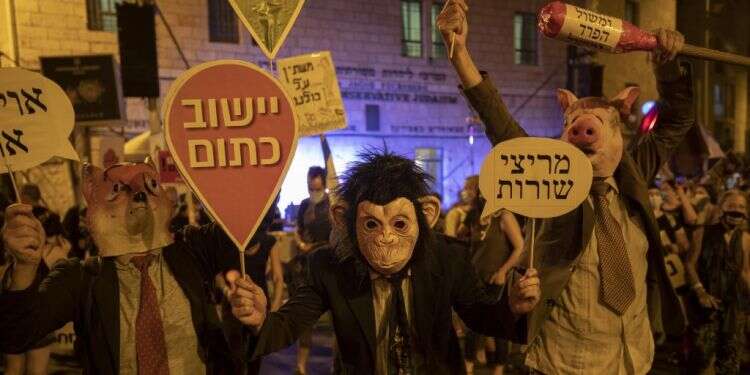 מפגינים בבלפור בסוף השבוע. צילום: EPA המרד הגדול: משבר הקורונה מביא את ישראל לנקודת תסיסה