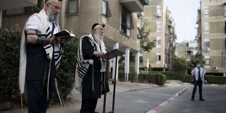 מניין רחוב. אילוסטרציה. צילום: EPA "התפילה הרגילה לא מתאימה לאנשים עם בעיית קשב"