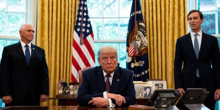 ג'ארד קושנר, דונלד טראמפ ומייק פנס בבית הלבן. צילום: EPA הביטחוניסטים: סיכוי לריבונות לפני הבחירות בארה"ב