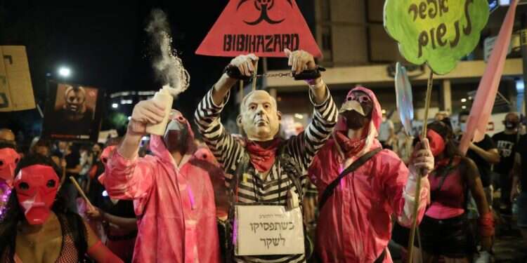 גם הליכודניקים המתונים ביותר לא יוצאים נקיים. הפגנה מול בית ראש הממשלה בירושלים. צילום: EPA מחנה הימין צריך להתעקש על האידיאולוגיה שלו