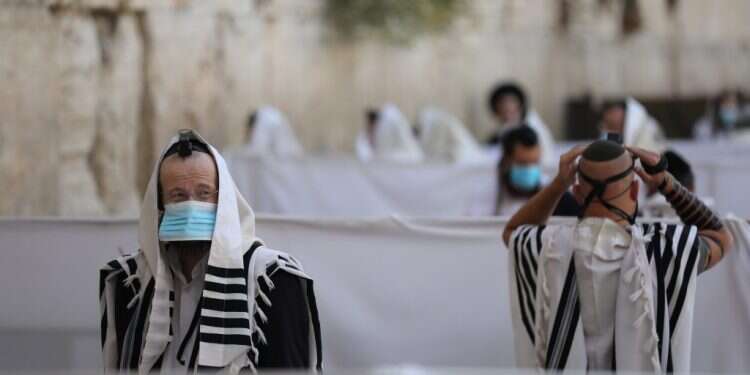 תפילה בכותל המערבי, בשבוע שעבר. צילום: EPA הלכה בימי מגפה: חדר מצב מיוחד יוקם לקראת יום כיפור