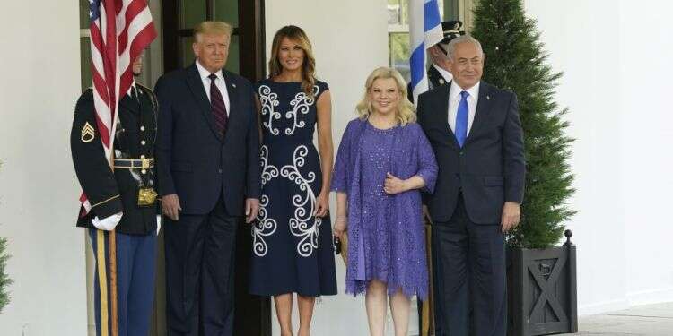בני הזוג נתניהו עם נשיא ארה אומנות האפשר: טראמפ הבין ששלום יסייע לו יותר מריבונות