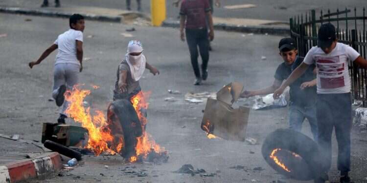 חברון. צעירים פלסטינים מוחים נגד הסכמי השלום. צילום: EPA הפלסטינים הבטיחו הפגנות זעם, אבל בעיקר הפגינו ייאוש