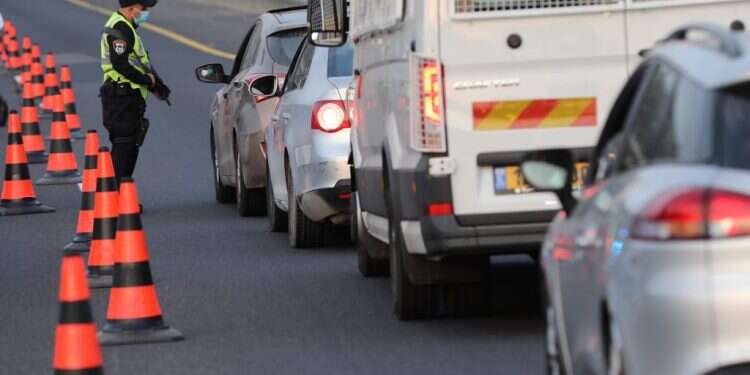 נקודת בדיקה משטרתית, אילוסטרציה. צילום: EPA "הסברתי שאי אפשר לבטל בידוד – הוא קרא לי גסטפו"