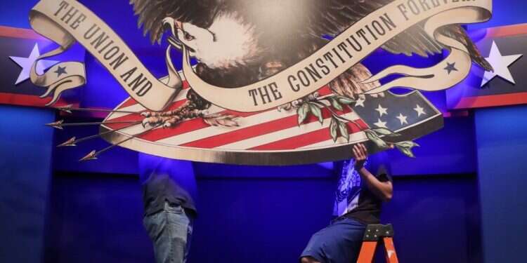 הכנות לקראת העימות הלילה. צילום: EPA העימות הגיע: טראמפ יתקוף, ביידן ינסה להוכיח כשירות