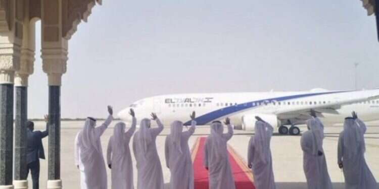 המשלחת הישראלית ממריאה מדובאי. צילום: אופיר מלכא, דוברות אל-על "בסיס ריגול משותף בתימן": מה יוליד ההסכם עם האמירויות