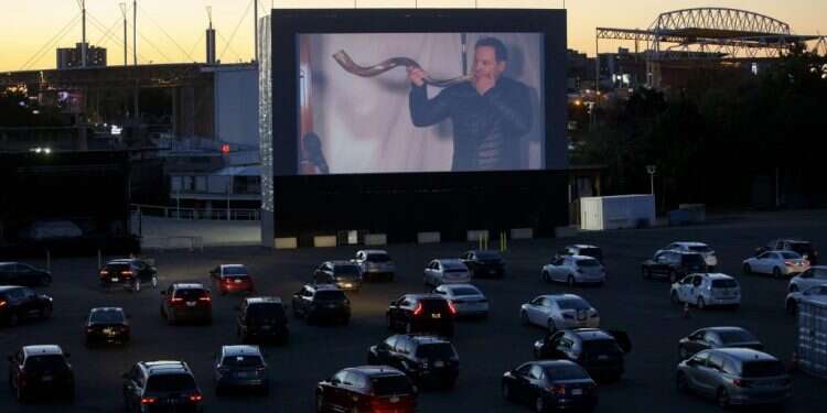 מזפזפים בין בתי הכנסת: כשתפילות ראש השנה הפכו לנטפליקס