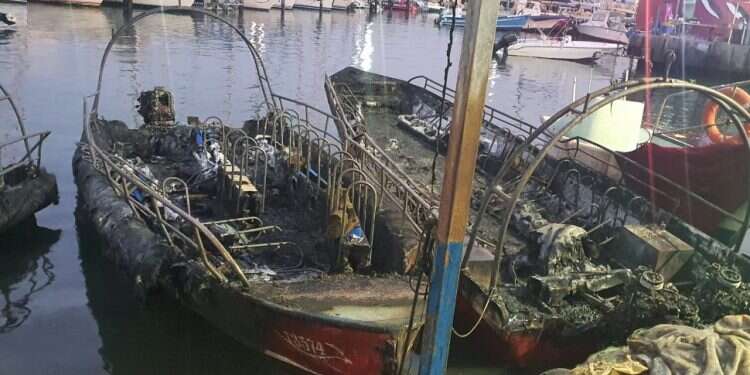 הסירות שהוצתו . צילום: יאיר קראוס שלוש סירות ומסעדה הוצתו בנמל עכו: "זה ייגמר ברצח"