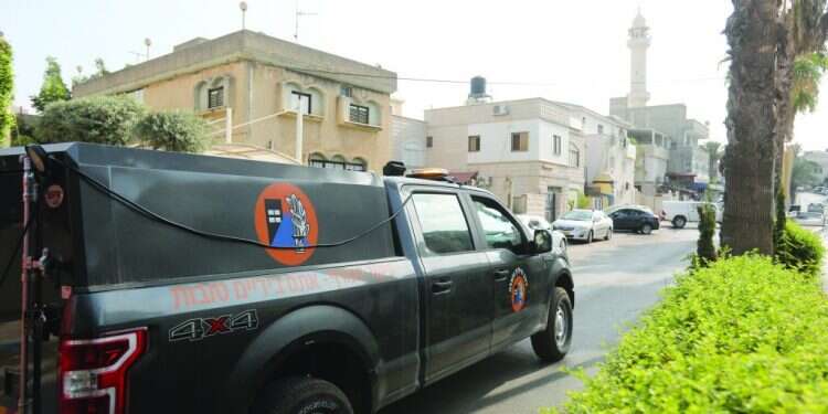 פיקוד העורף בכפר קאסם. צילום: שריה דיאמנט "החיילים פועלים בכל היישובים הערביים, ולמענם"