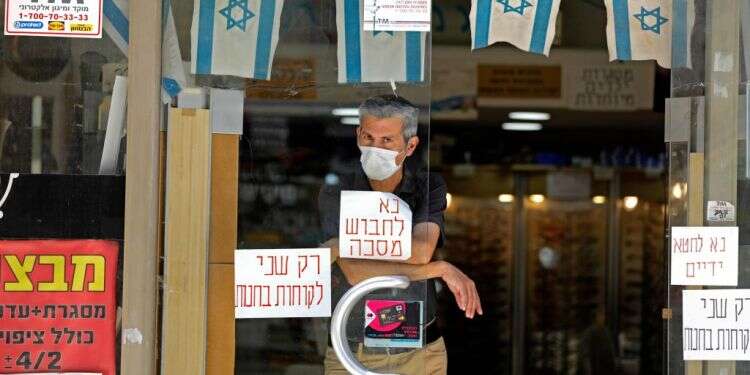 חנות בירושלים, יולי 2020. למצולם אין קשר לכתבה. צילום: AFP העסק על סף תהום: לא בטוח שהליך חדלות פירעון כדאי