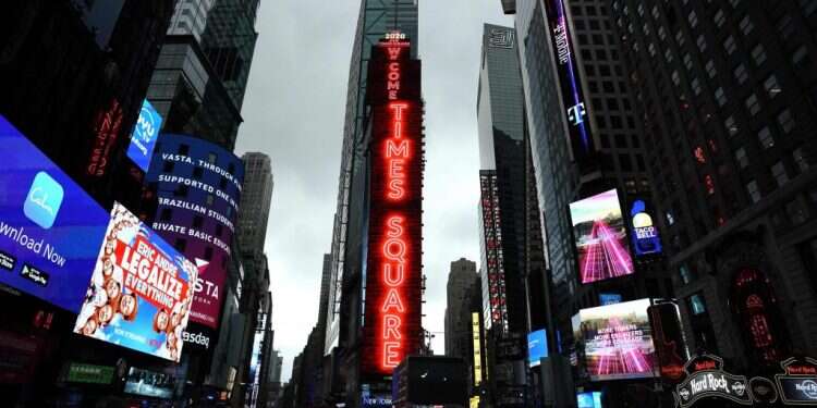 טיימס סקוור בניו יורק. צילום: AFP אם לא תשנה מסלול, ניו-יורק עלולה להפוך לדטרויט החדשה