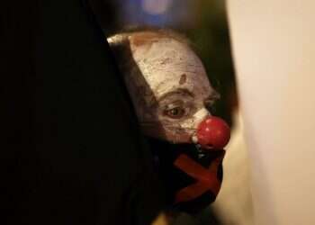 מפגין בכיכר פריז. צילום: AFP המגפה לא תחסל אותנו – מדינת ישראל תמות רק בהתאבדות