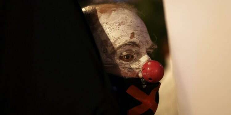 מפגין בכיכר פריז. צילום: AFP המגפה לא תחסל אותנו – מדינת ישראל תמות רק בהתאבדות