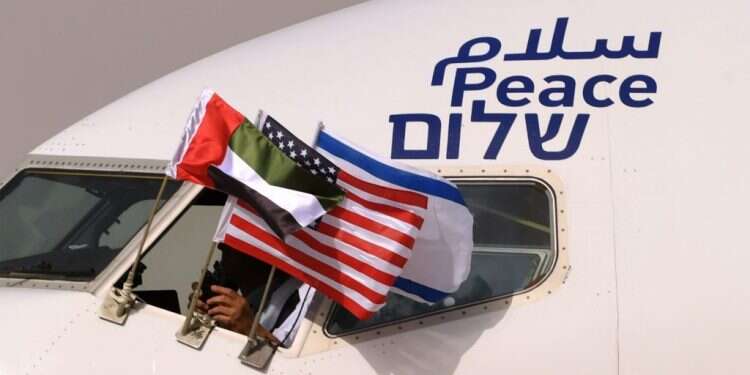 מטוס אל על באבו דאבי. צילום:AFP
 תמורת השלום: גם הבנייה ביו"ש מוקפאת