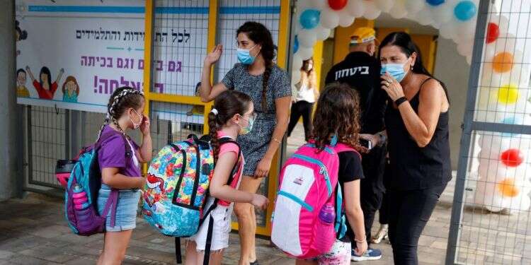 פתיחת שנת הלימודים בצל מגפת הקורונה, 2020. צילום: AFP שגרת קורונה: המדריך לשנת לימודים בזום