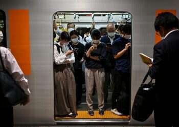 הרכבת התחתית בטוקיו בימי הקורונה. צילום: איי.אף.פי