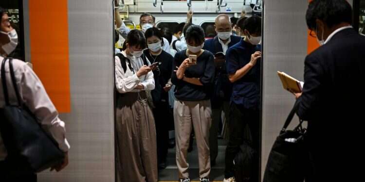 הרכבת התחתית בטוקיו בימי הקורונה. צילום: איי.אף.פי הרכבת התחתית בטוקיו בימי הקורונה. צילום: איי.אף.פי