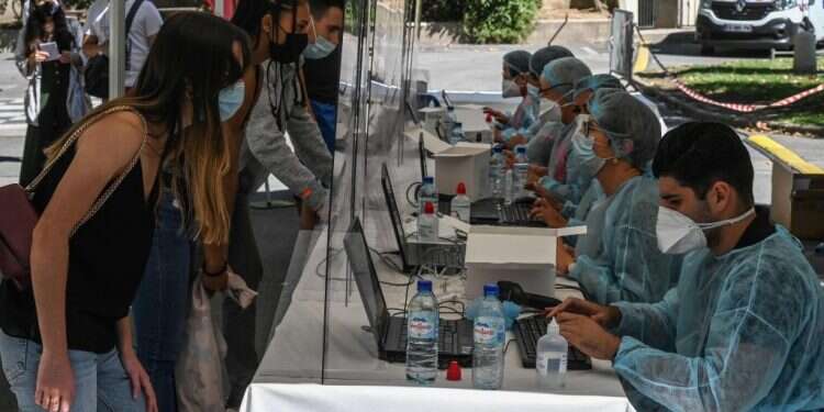 אזרחים בצרפת נרשמים לבדיקות מקדימות לזיהוי קורונה. צילום: AFP ארגון הבריאות העולמי מזהיר: מקרי המוות באירופה ימשיכו לעלות