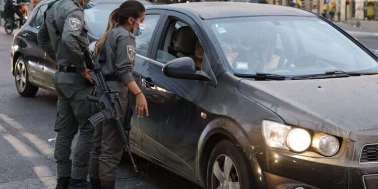 נקודת בדיקה מחוץ לבני ברק. צילום: AFP תוכנית הרמזור כהזדמנות לבניית לכידות פנים- ובין-רשותית