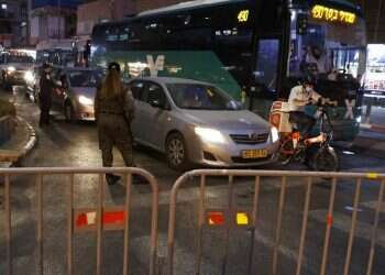 מחסום משטרתי ליד בני ברק, בתחילת החודש. צילום: AFP סגר הישראבלוף: שגרה עם הגבלות לא תעצור את הנגיף