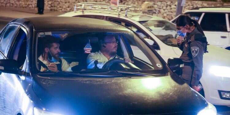 מחסום בכניסה לירושלים: צילום: AFP