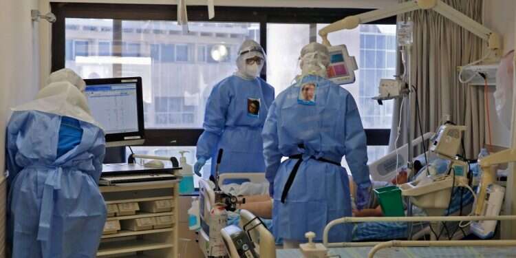 מחלקת קורונה בבית חולים בכפר סבא. צילום AFP הפעם אסור להיכשל – דרושה תוכנית יציאה מהסגר