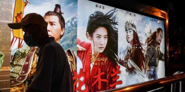 שלט חוצות סיני על הסרט מולאן. צילום: EPA חרם אמריקני על הסרט "מולאן" בגלל כתובית הוקרה לסין