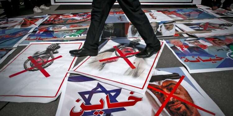 מחאה בעזה נגד הסכמי השלום בין ישראל לאיחוד האמירויות ובחריין. צילום: AFP הפלסטינים מארגנים "יום זעם" ובאיחוד האמירויות חוגגים