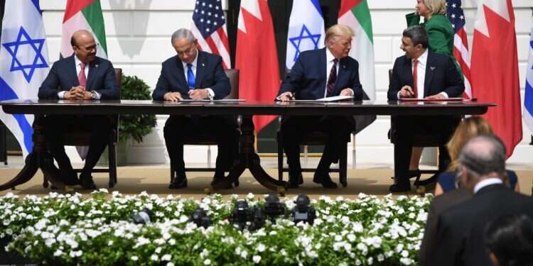 חתימה על הסכם השלום בוושינגטון. צילום: AFP הצירה הכלכלית בוושינגטון: "באמירויות מתעניינים בחברות סייבר ישראליות"