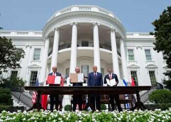 חתימה על הסכם השלום בוושינגטון. צילום: AFP בוושינגטון נחצה העולם הערבי לשניים