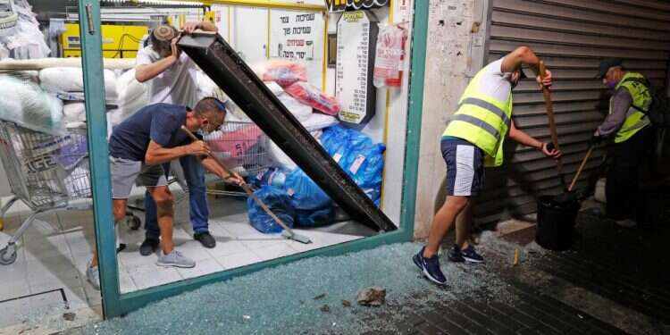 מכבסה באשדוד שנפגעה מירי הרקטות מעזה. צילום:AFP בצה"ל נערכים להמשך הירי בדרום