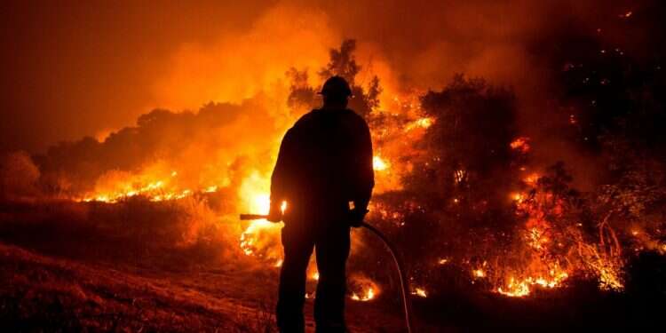 האש בקליפורניה. צילום: AFP עשן הדלקות בחוף המערבי בארה"ב הגיע עד אירופה