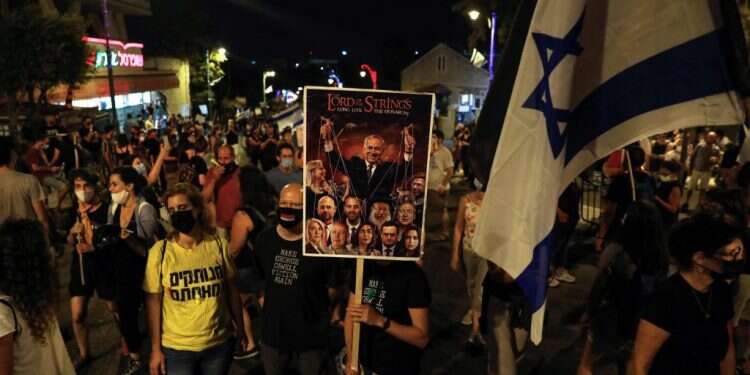 המחאה מול בית ראש הממשלה בבלפור. צילום: AFP "כידוע, זכויות אדם אינן מרשם להתאבדות לאומית"