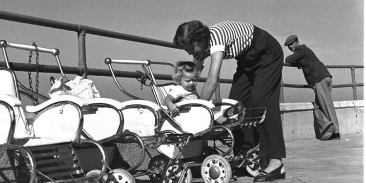 נשים התמסרו מחדש למשימה העליונה לגדל ילדים למדינה הצעירה. חוף תל אביב. צילום: טדי בראונר, לע״מ
מחלוצות לאמהות: תולדות מעמד האישה מקום המדינה