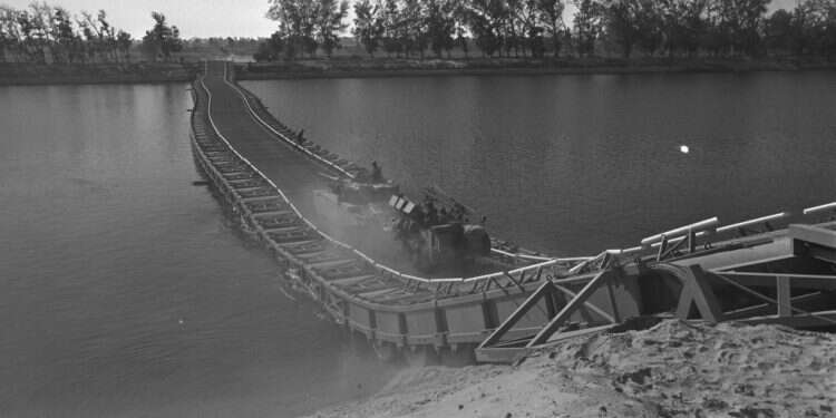 צליחת תעלת סואץ במלחמת יום הכיפורים, 1973. צילום: רון אילן, לע מלחמת יום הכיפורים הייתה מלחמת עולם בזעיר אנפין