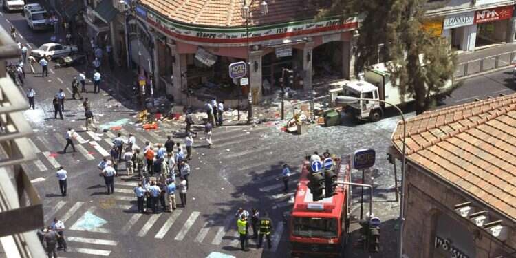 ההסכם ושברו. זירת הפיגוע במסעדת סבארו, קיץ 2001. צילום: אבי אוחיון, לע מה שלא עשה השכל, עשו הפיגועים