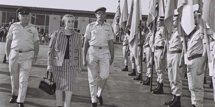 שולחן ליד. גולדה מאיר. צילום: דוד אלדן, לע "מלא הערצה לשפים – אבל אין לי חלום להיות כזה"