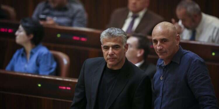 המרד ביש עתיד: לפיד מסרב להיכנע