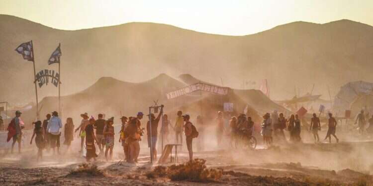 סיבות למתוח ביקורת על הבורגנות. פסטיבל מידברן ב־ 2015, אילוסטרציה. צילום: בן קלמר, פלאש 90 טבע ושחרור הם ההפך ממה שתמצאו במסיבות טבע