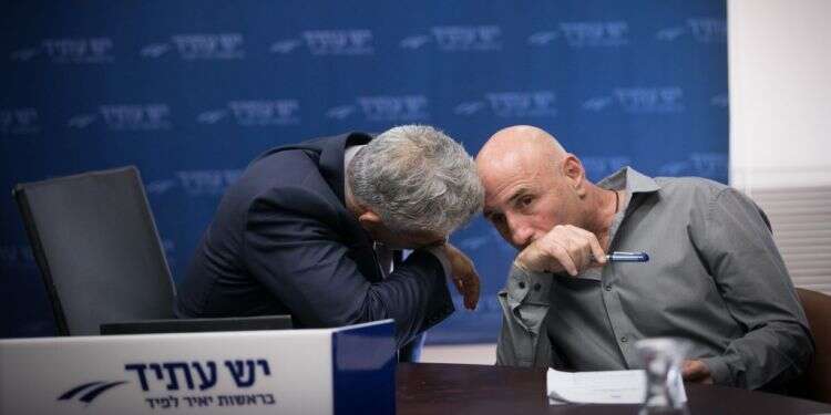 שלח ולפיד בישיבת סיעה, 2016. צילום: יונתן זינדל, פלאש 90 כשהשמאל יודה בשמאלניותו, הימין ייאלץ להיות באמת ימין