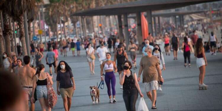 הטיילת בתל־אביב, חודש יולי. צילום: מרים אלסטר, פלאש 90 מי יחיה ומי ימות: הוועדה שתחליט מי יחובר למכונת הנשמה