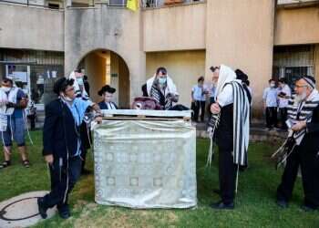 מניין חצר. צילום: דוד כהן, פלאש 90 מבצע ימים נוראים: כך יתקיימו התפילות בחגי תשרי